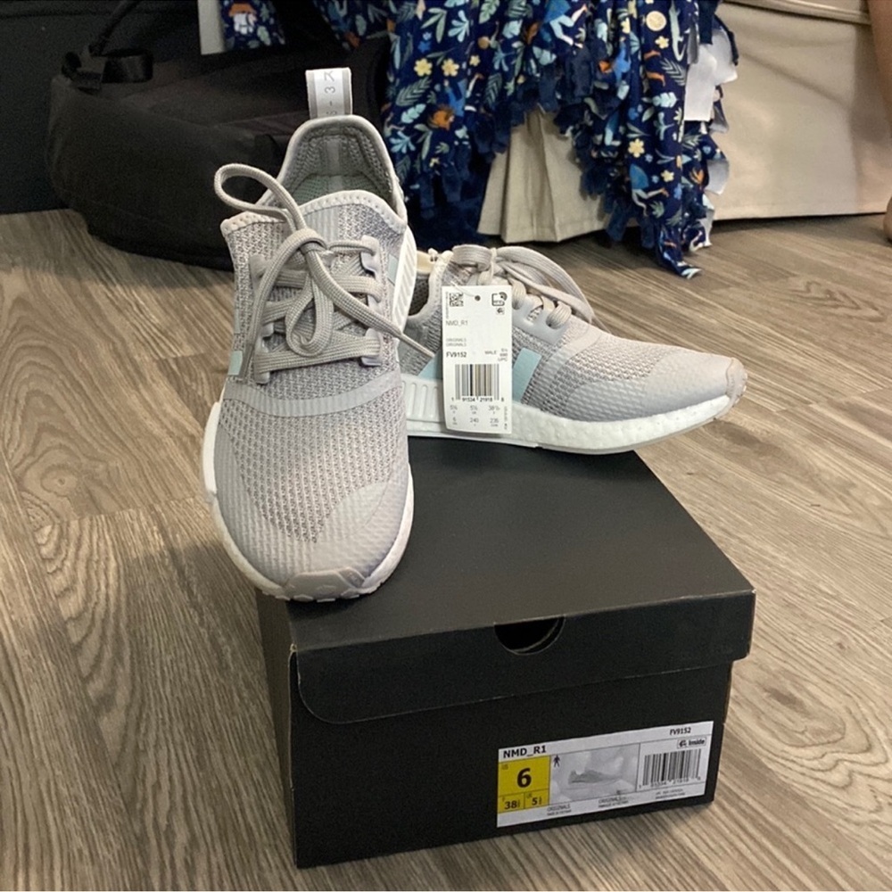 NWT Adidas NMD_R1 Light Gray with Mint Accents Mens 6 Womens 7.5 Unisex - Picture 2 of 8